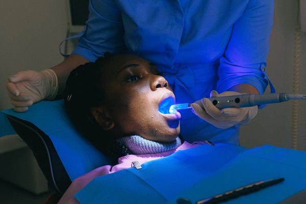 התרחיש המלא: מחירים ומניחים להשתלת שיניים בכל הפה