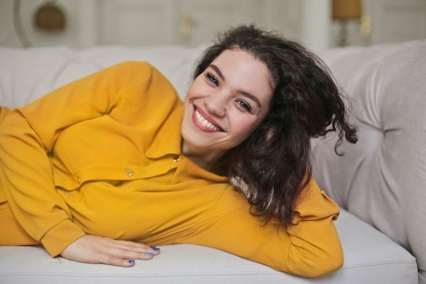 תהליך מעשי לישור שיניים בבית